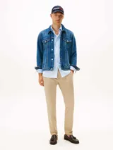 Pantalón de sarga con corte moderno y relajado, confeccionado en algodón con un toque de elastano. Presenta cierre de botón con cremallera, diseño de cuatro bolsillos y logo de la marca bordado sobre el bolsillo trasero.