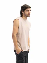 Musculosa de corte oversized color negro, con cuello redondo y estampa frontal en color blanco con la frase 'EASY COME'.