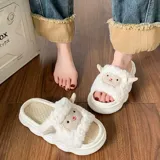 Pantuflas abiertas de diseño lúdico con forma de oveja, confeccionadas en piel sintética blanca con detalles bordados en el rostro y orejas laterales. Poseen una suela de goma gruesa y resistente.