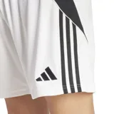 Short de fútbol Adidas Tiro 24, color blanco, con paneles laterales negros y logo de las tres barras bordado en negro en la pierna derecha. Presenta cintura elástica con cordón de ajuste.