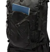Mochila Wildwood Heights de 45L color negro con tecnología Omni-Shield, diseño amplio y compartimento principal con cierre de cordón ajustable.