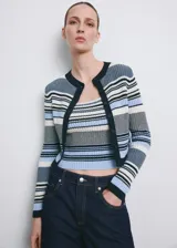 Cardigan de punto a rayas horizontales en tonos azul, blanco y negro, con cuello redondo y cierre frontal de botones.