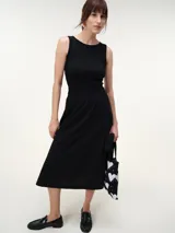 Vestido midi gris de algodón con escote tipo bote y cuerpo fruncido tipo smock elastizado, con falda fluida.