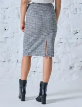 Falda de tweed gris con cintura elastizada, bolsillos simulados en el frente y tajo en el ruedo trasero.