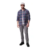 Camisa de franela de manga larga, con estampado a cuadros en tonos azul marino, naranja y blanco, cierre frontal de botones y un bolsillo en el pecho con botón.