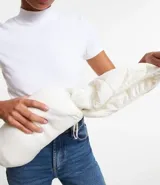 Campera ultra leve Blue Steel, confeccionada en poliamida, con diseño de gajos, capucha, cierre frontal por cremallera, bolsillos laterales con botones y elástico en los puños.