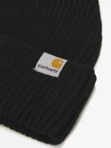 Gorro tipo beanie de punto acanalado en color blanco, con dobladillo y etiqueta rectangular con logo de la marca en el frente.