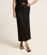 Pollera midi negra de lino con botones forrados en la parte delantera y abertura en el ruedo.