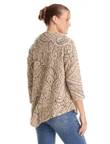 Buzo de tejido soft labrado con diseño floral, cuello volcado con detalle de botones en la solapa, mangas tres cuartos con hombros caídos y ruedo asimétrico en punta.