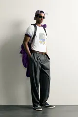Camiseta regular fit blanca de manga corta y cuello redondo, con un estampado gráfico en el frente que ilustra ropa y accesorios.