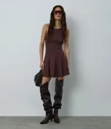 Vestido corto de bengalina con diseño frente única y corte evasé. Presenta una silueta estructurada con falda con movimiento y cierre posterior.
