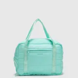 Bolso deportivo tipo duffel de diseño acolchado, color verde menta. Cuenta con compartimento lateral independiente para calzado, bolsillo frontal con cierre y correas de mano con logo grabado. Incluye correa ajustable para el hombro.