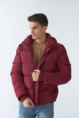 Campera puffer color bordó, con capucha ajustable y cierre frontal con cremallera.