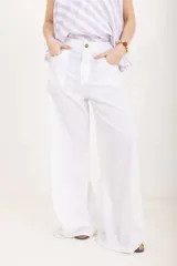 Pantalón de lino blanco de tiro alto, corte wide leg y bolsillos delanteros tipo ojal.