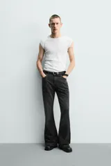 Jeans flare fit de tiro medio, confeccionados en denim de algodón color azul con efecto deslavado. Diseño ajustado en la parte superior y abierto en campana desde la rodilla, con cinco bolsillos y cierre frontal con cremallera y botón.
