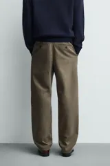 Pantalón de corte recto confeccionado en tejido compacto de algodón con estructura twill. Presenta cierre frontal con cremallera y botón, bolsillos laterales y bolsillos traseros de vivo con botón.