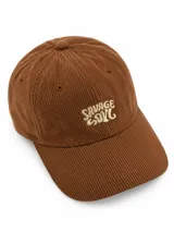 Gorra de visera curva confeccionada en corduroy color marrón camel, con bordado frontal en tono beige con la leyenda 'Savage Soul'.