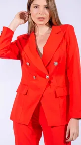 Blazer cruzado de color naranja vibrante, con solapas anchas y botones plateados. Presenta un cinturón a juego que ajusta la cintura y bolsillos frontales con solapa.