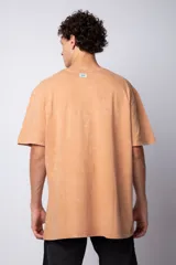 Remera de algodón con efecto gastado y acabado vintage, de corte semi oversize y cuello redondo.