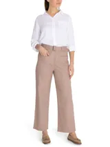 Pantalón de tiro alto y pierna recta, confeccionado en una mezcla de algodón y lino. Presenta bolsillos frontales estilo carpintero y una cintura con cinturón integrado con hebilla metálica.