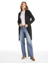 Chaqueta de punto color beige con frente abierto, cuello con solapa, mangas largas y bolsillos frontales. Incluye un lazo para ajustar en la cintura.