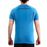 Remera deportiva Diadora color celeste con cuello redondo y logo de la marca en el pecho. Presenta detalles de líneas negras en los laterales.