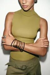 Pack de pulseras elásticas múltiples con estructura metálica oscura y aplicación de cristales en tonos ámbar y violeta.