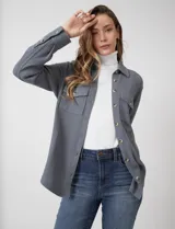 Sobrecamisa de tela texturada tipo waffle, color gris, con cuello camisero, cierre frontal con botones y bolsillos frontales con solapa.