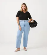 Remera negra de algodón con cuello en V y mangas cortas.