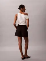 Short negro de Calvin Klein confeccionado en poliéster, con bolsillos laterales, pinzas delanteras y corte regular.