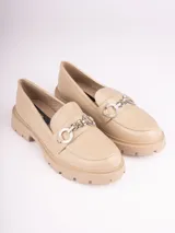 Mocasines color beige con suela track y detalle de cadena plateada.
