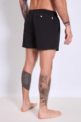 Short de baño color marrón con cordón ajustable en la cintura.