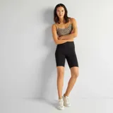 Short negro de tiro alto, ajustado al cuerpo, ideal para deporte.
