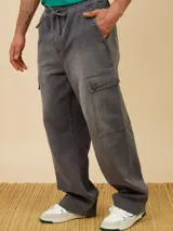 Pantalón cargo de jean con efecto lavado, corte recto y holgado. Cuenta con cintura elástica con cordón de ajuste y bolsillos laterales tipo cargo con solapa.