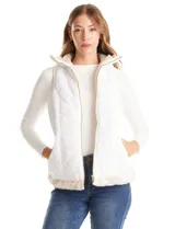 Chaleco reversible marca Weekend Routine, con un lado de piel sintética suave en tonos beige y blanco, y el otro lado capitoneado en blanco con diseño de rombos. Cuenta con cuello alto, bolsillos delanteros y cierre metálico dorado.