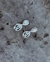 Aros colgantes dorados de diseño orgánico y acabado texturado, compuestos por un botón superior y un eslabón inferior perforado.