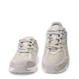 Championes de running Miss Carol modelo Train, color beige con suela blanca y detalles de malla y material sintético.
