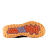 Championes de trail running New Balance Fresh Foam Garoé, color violeta con detalles en naranja.