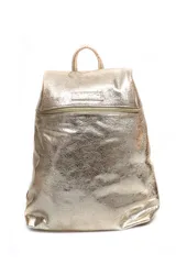 Mochila de cuero sintético con acabado metalizado dorado, diseño de solapa con cierre frontal y asa superior.
