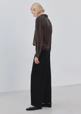 Jeans de corte recto y tiro medio-alto, color negro, confeccionados 100% en algodón.