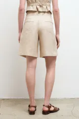 Bermuda color verde oliva de lino, con pinzas y bolsillos laterales.