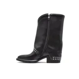 Bota de caña media estilo western, confeccionada en cuero sintético negro. Presenta una hebilla metálica decorativa en la parte superior de la caña y detalles de tachas plateadas en la base y el talón. Cuenta con un taco cuadrado y punta redondeada.