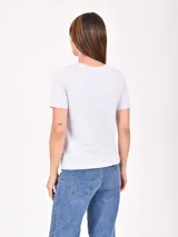 Remera de algodón color negro con efecto lavado, cuello redondo y mangas cortas con terminación al corte.