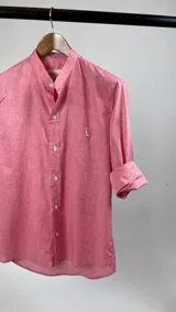 Camisa de algodón color rosa salmón, con cuello mao, manga larga y corte semi entallado.