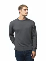 Buzo tejido de algodón color gris oscuro, con cuello redondo y diseño clásico.