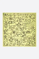 Pañuelo cuadrado de color amarillo con estampado de ilustraciones de perros y flores en trazo negro. Marca Bimba y Lola. Confeccionado en poliéster.