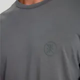 Remera técnica de manga corta y cuello redondo en color gris, diseñada para entrenamiento y uso diario, confeccionada en tejido liviano y de secado rápido.