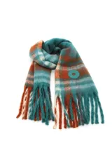 Bufanda de tejido suave con diseño de cuadros en tonos grises, blancos y negros. Presenta flecos en los extremos y un aplique circular de cuero sintético con logo en uno de sus lados.