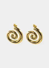 Par de aros dorados con forma de espiral, hechos de acero quirúrgico hipoalergénico.