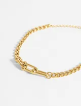 Pulsera de acero quirúrgico dorado, con diseño combinado de cadena eslabonada y pieza central rígida en forma de U.
